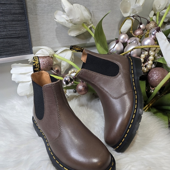 Dr Martens  2976 Yellow Stitch Artimus Chelsea womens Boots Khaki New - Picture 3 of 5